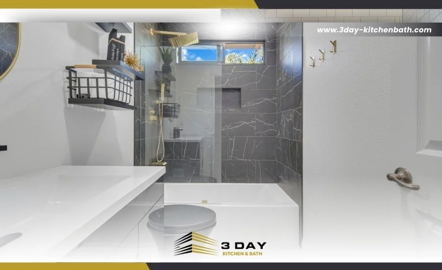 Modern Bathroom with Black and White Color Scheme